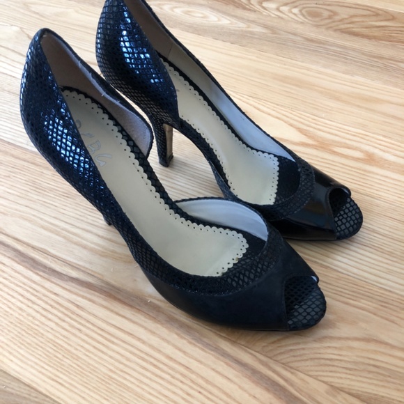 7.5 BCBG Pumps -like new - Picture 4 of 5